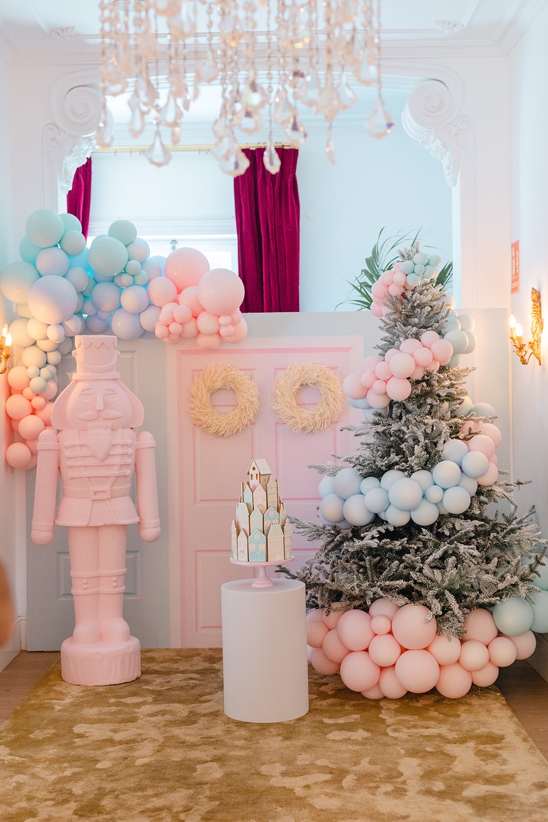 Decoración de Navidad con globos. Árbol de Navidad decorado con globos en tonos pasteles suaves rosas y celestes.
