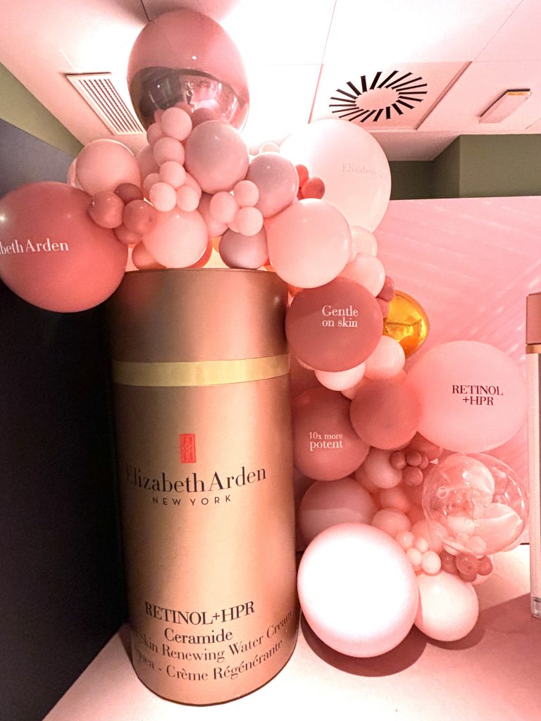 Decoración en Málaga con globos rosas corporativos con el nombre de la marca Elizabeth Arden para un evento de empresa