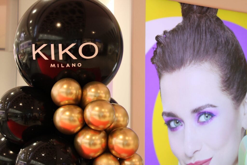 Columna de globos personalizada con el nombre de la marca Kiko