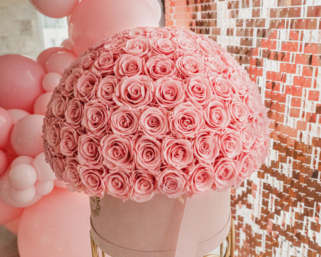 bombonera con rosas de color rosa perfecto para un regalo original de enamorados