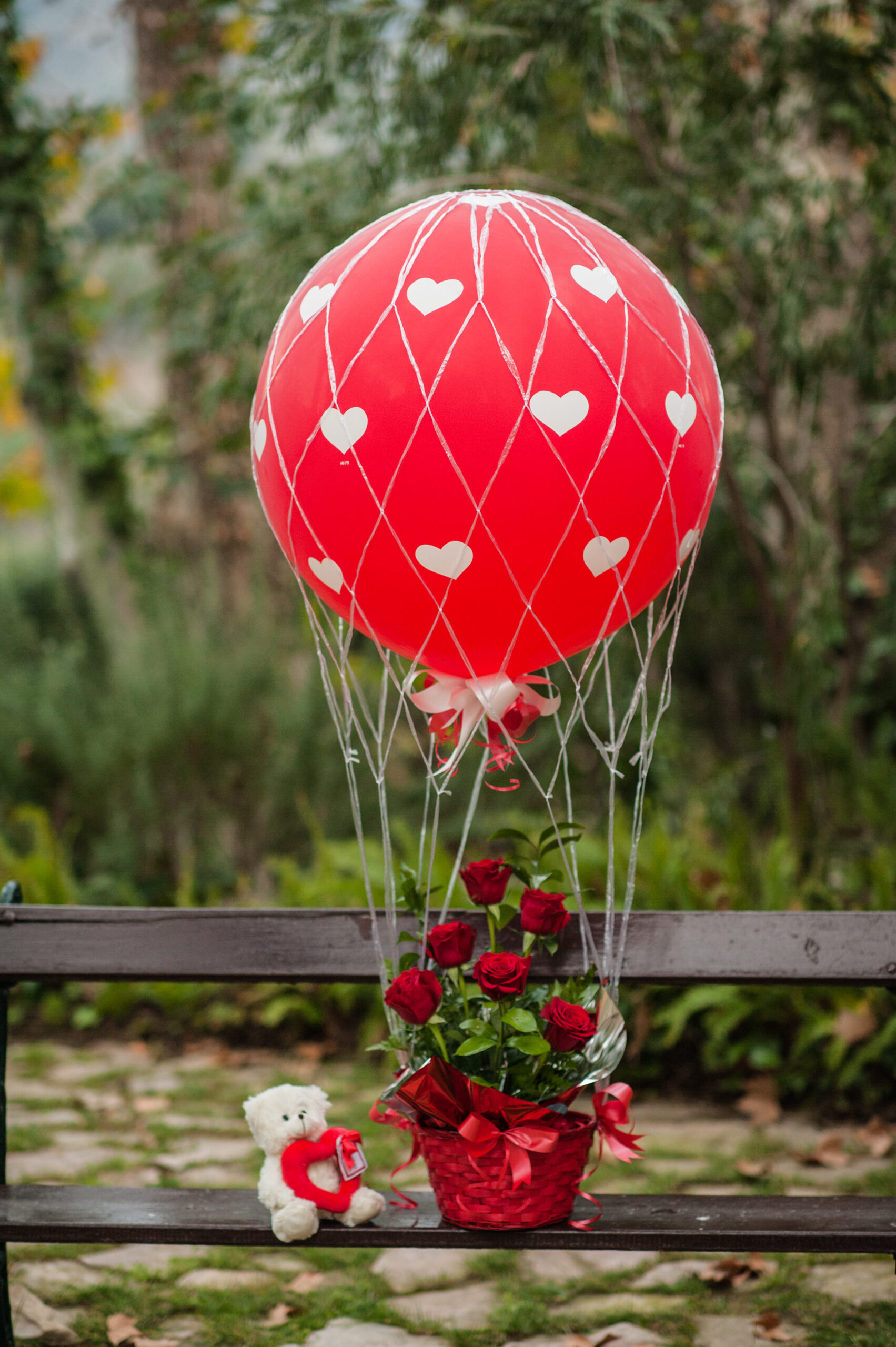 globo gigante de corazones con cesta de rosas rojas y peluche para regalar en san valentin